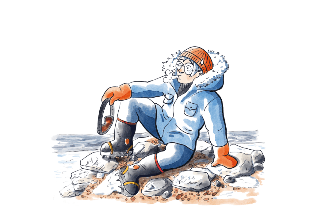 Exploratrice dans l'arctique Femme en hiver, vêtements chauds pour randonnées en montagne enneigée.